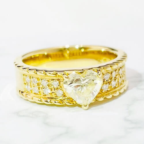 Binili namin ang Diamond ring 0.80ct/0.13ct K18YG!